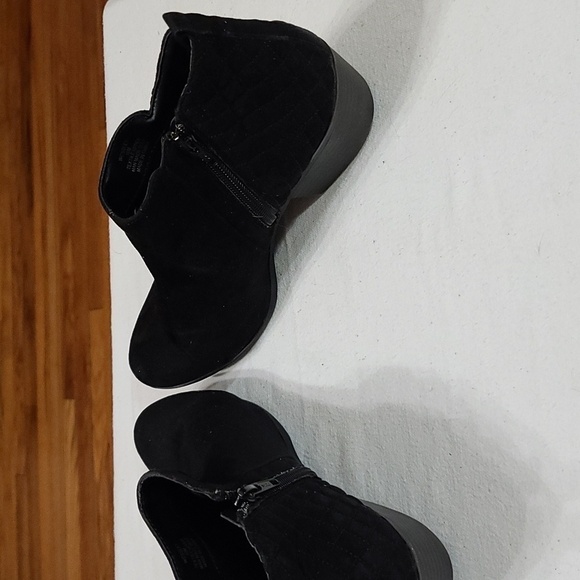 Style & Co Womens Black Suede Ankle Booties Side Zips Quilted Sz 10 GUC READ - Picture 6 of 14